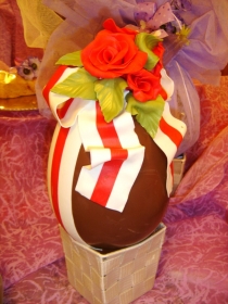 uovo di cioccolato decorato con rose