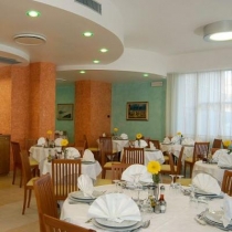 l'hotel AVE  dispone di due sale ristorante: sala LUNA e sala SOLE 