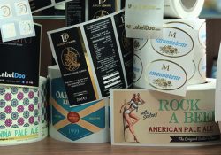 Etichette adesive personalizzate Labeldoo: carte, tipologie e formati