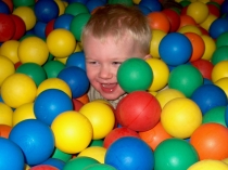 palline per piscine, bambini nelle palline, palline per giochi, palline colorate
