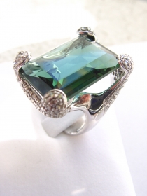 Anello in oro bianco con tormalina e brillanti. 